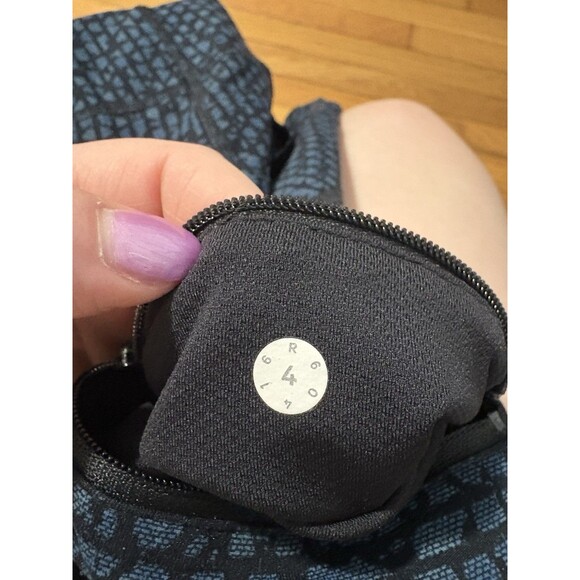 Lululemon Size 4 Pace Rival Crop Leggings 19" Printed Blue - Picture 6 of 7